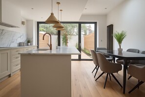 Apartment | Private kitchen | Fridge, microwave, oven, stovetop - Beautiful Five-Bedroom House  (London)