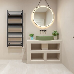 Apartment | Bathroom | Free toiletries, hair dryer, towels, soap - Beautiful Five-Bedroom House  (London)