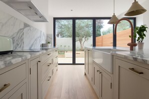 Private kitchen - Beautiful Five-Bedroom House  (London)