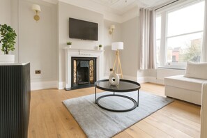 Living area - Beautiful Five-Bedroom House  (London)