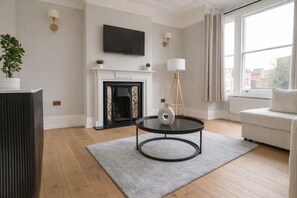 Apartment | Living area | Flat-screen TV - Beautiful Five-Bedroom House  (London)