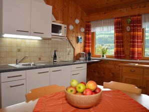 Kühlschrank, Mikrowelle, Wasserkocher mit Kaffee-/Teezubehör