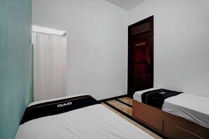 Standard Twin Room - OYO 95035 Harmony Guest House Syariah (Malang)