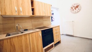 Een keuken met houten keukenkastjes, een spoelbak en een vaatwasser.