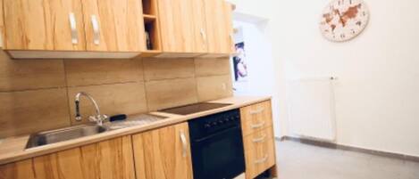 Apartamento básico | Cozinha privada | Fogão, cooktop, talheres/pratos/utensílios de cozinha