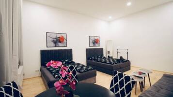 Eenvoudig appartement | Een strijkplank/strijkijzer