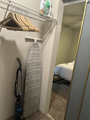 1 habitación, tabla de planchar con plancha, wifi y ropa de cama 