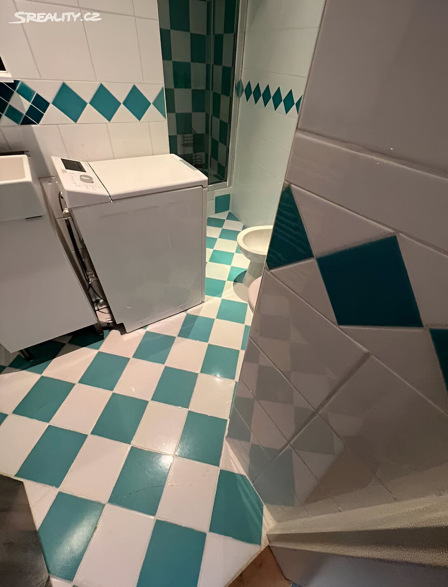 Haartrockner, Bidet, Handtücher, Seife