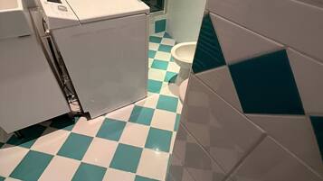 Haartrockner, Bidet, Handtücher, Seife