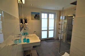 Shower, hair dryer - Ostseetraum Comfortable holiday residence (Rerik)