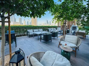Terrace/patio - Cozy 1-bedroom apartment in enchanting Dubai with AC and gym (Dubai)