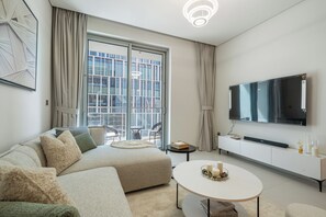 Living area - Cozy 1-bedroom apartment in enchanting Dubai with AC and gym (Dubai)