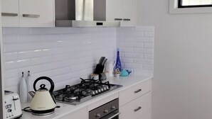Fridge, oven, stovetop - 5 mins to Lake Macquarie, 30 to Hunter Wineries (Teralba)