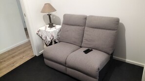 Interior - 5 mins to Lake Macquarie, 30 to Hunter Wineries (Teralba)