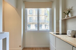 Kühlschrank, Mikrowelle, Herdplatte, Wasserkocher mit Kaffee-/Teezubehör