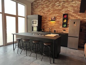 المنشأة من الداخل