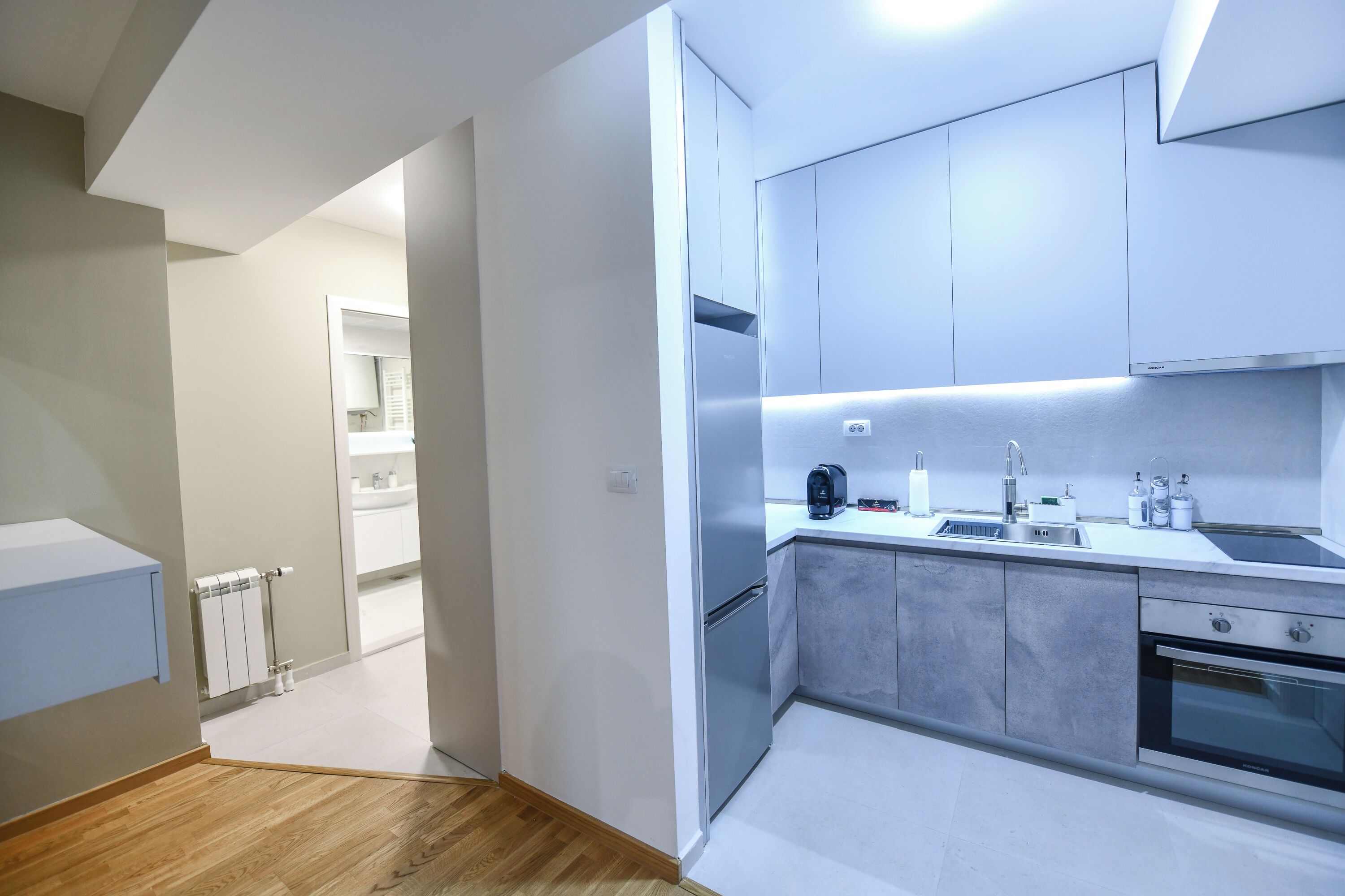 Køleskab, ovn, kogeplade, kaffe-/temaskine