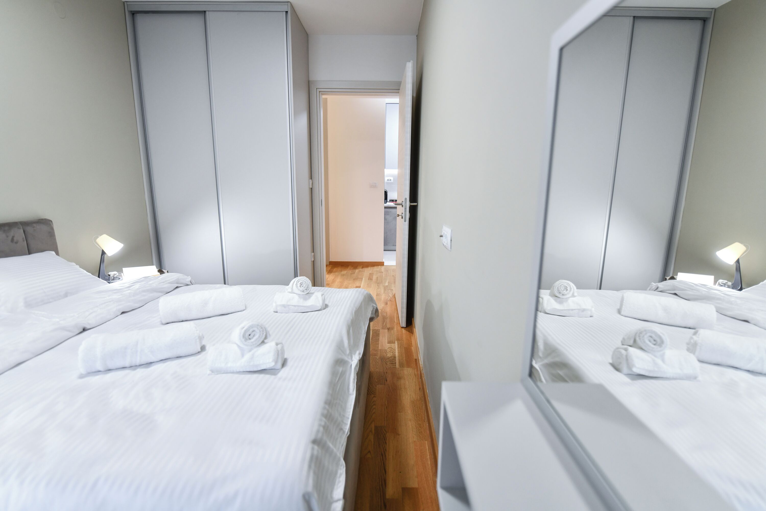 Escritorio, tabla de planchar con plancha, cuna de viaje y wifi gratis 