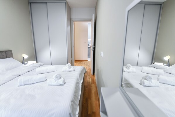 مكتب ومكواة/لوح كي وسرير سفر وواي فاي مجانًا