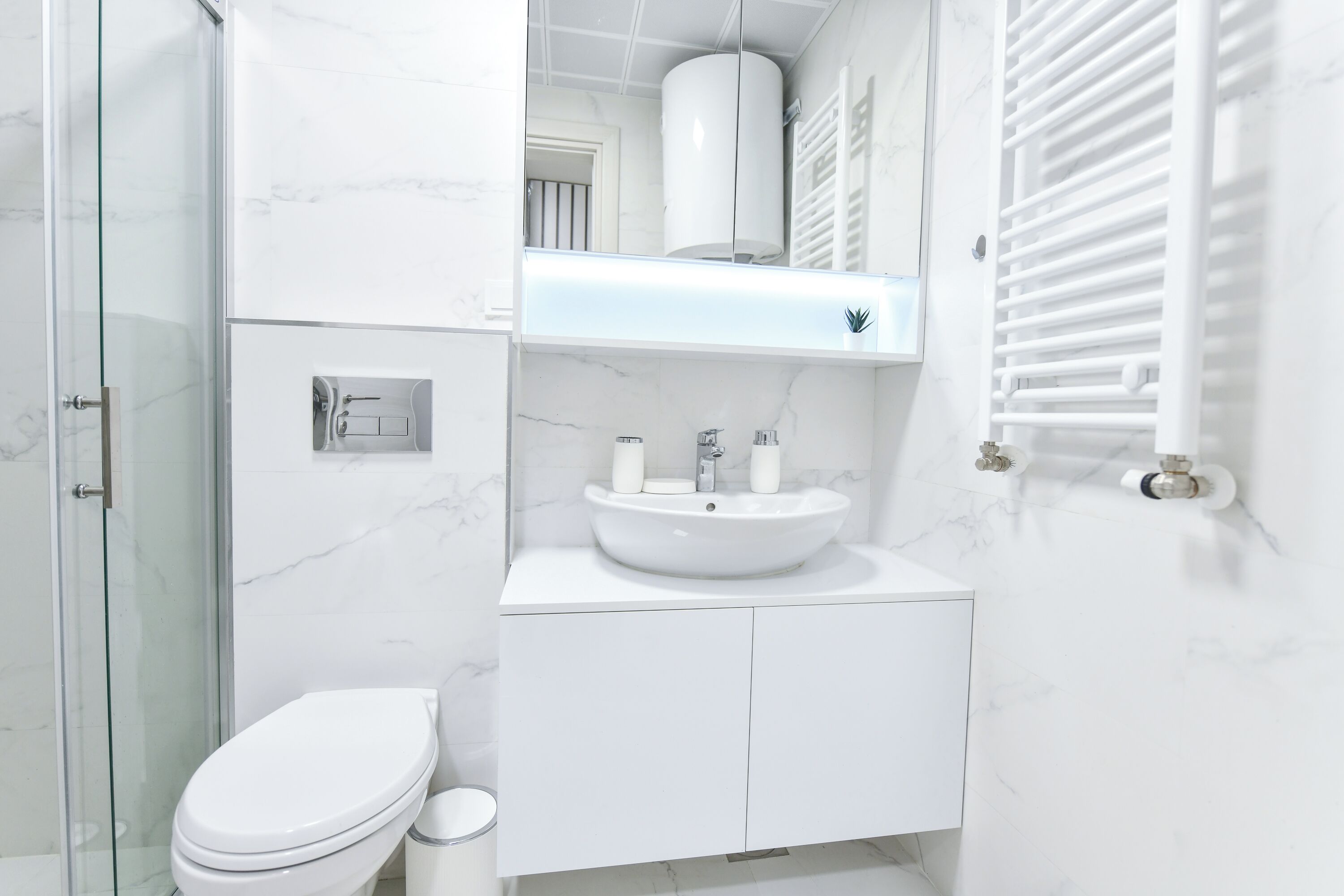 Een douche, een haardroger, handdoeken, zeep