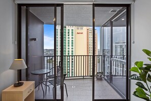 Interior - Cosy 1-Bed with River Views, Pool, Gym & BBQ (Brisbane City)