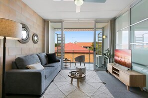 Smart TV - Sleek Apartment with Pool and Rooftop Terrace (Southport)