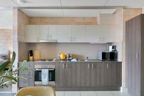 Fridge, microwave, oven, stovetop - Sleek Apartment with Pool and Rooftop Terrace (Southport)