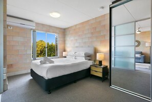 1 bedroom, iron/ironing board, Internet, bed sheets - Sleek Apartment with Pool and Rooftop Terrace (Southport)