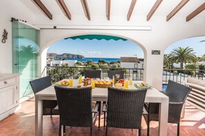 تناول الطعام بالخارج