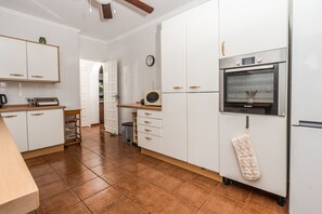 Kühlschrank, Mikrowelle, Ofen, Geschirrspüler