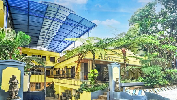 A yellow building with a sign reading "BIRY's BEST HOUSE". - OYO 95043 Guest House Adel's (Malang)