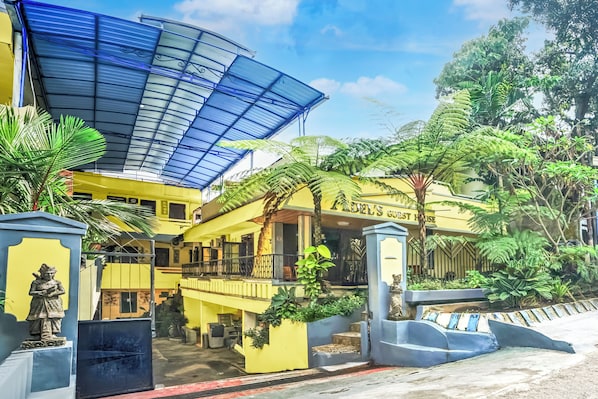 Exterior - OYO 95043 Guest House Adel's (Malang)