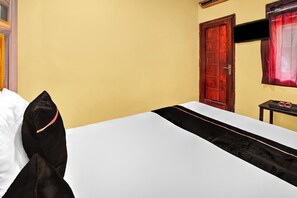 Standard Double Room - OYO 95043 Guest House Adel's (Malang)