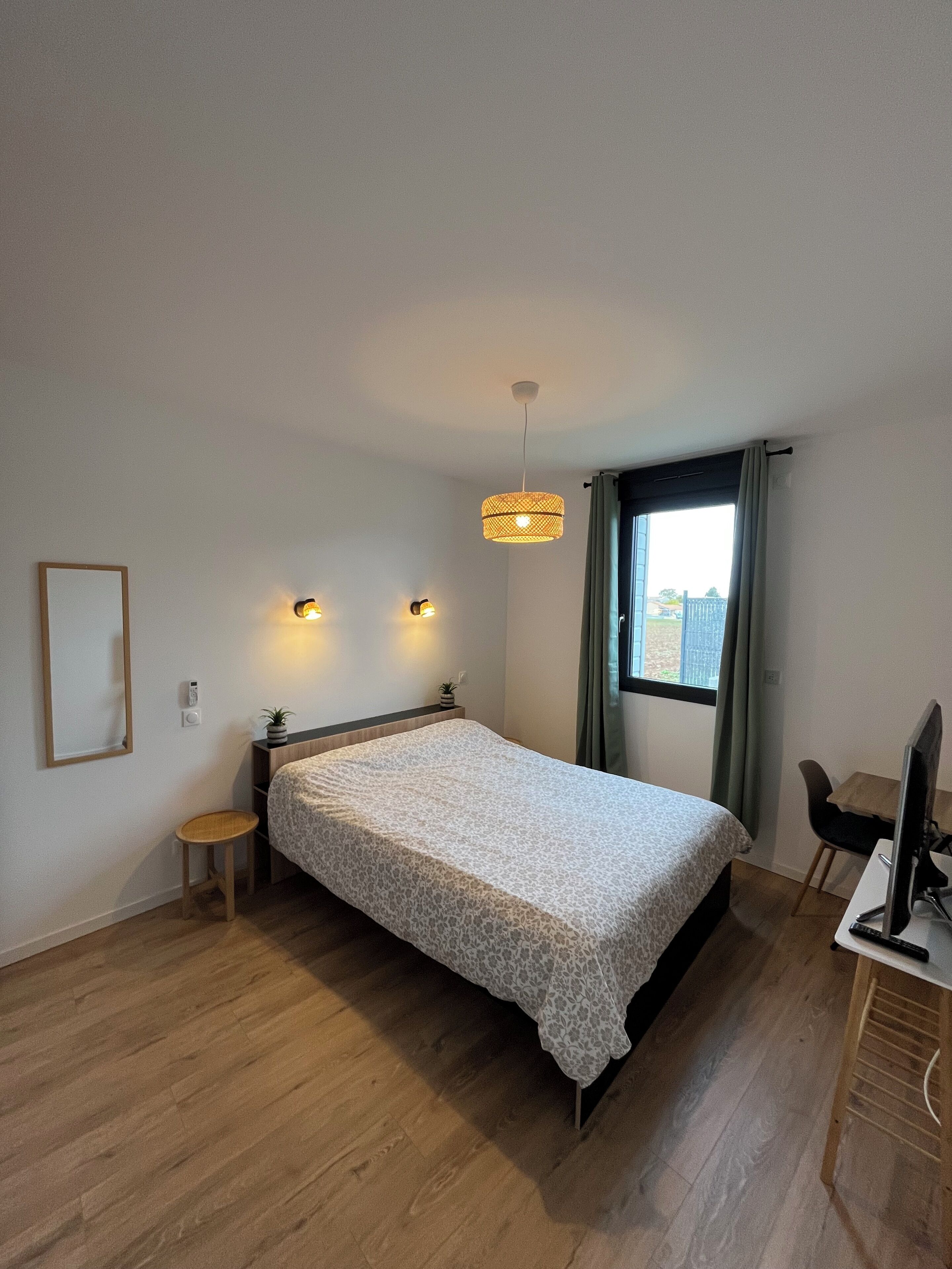 Planxa i posts de planxar, wifi i roba de llit 