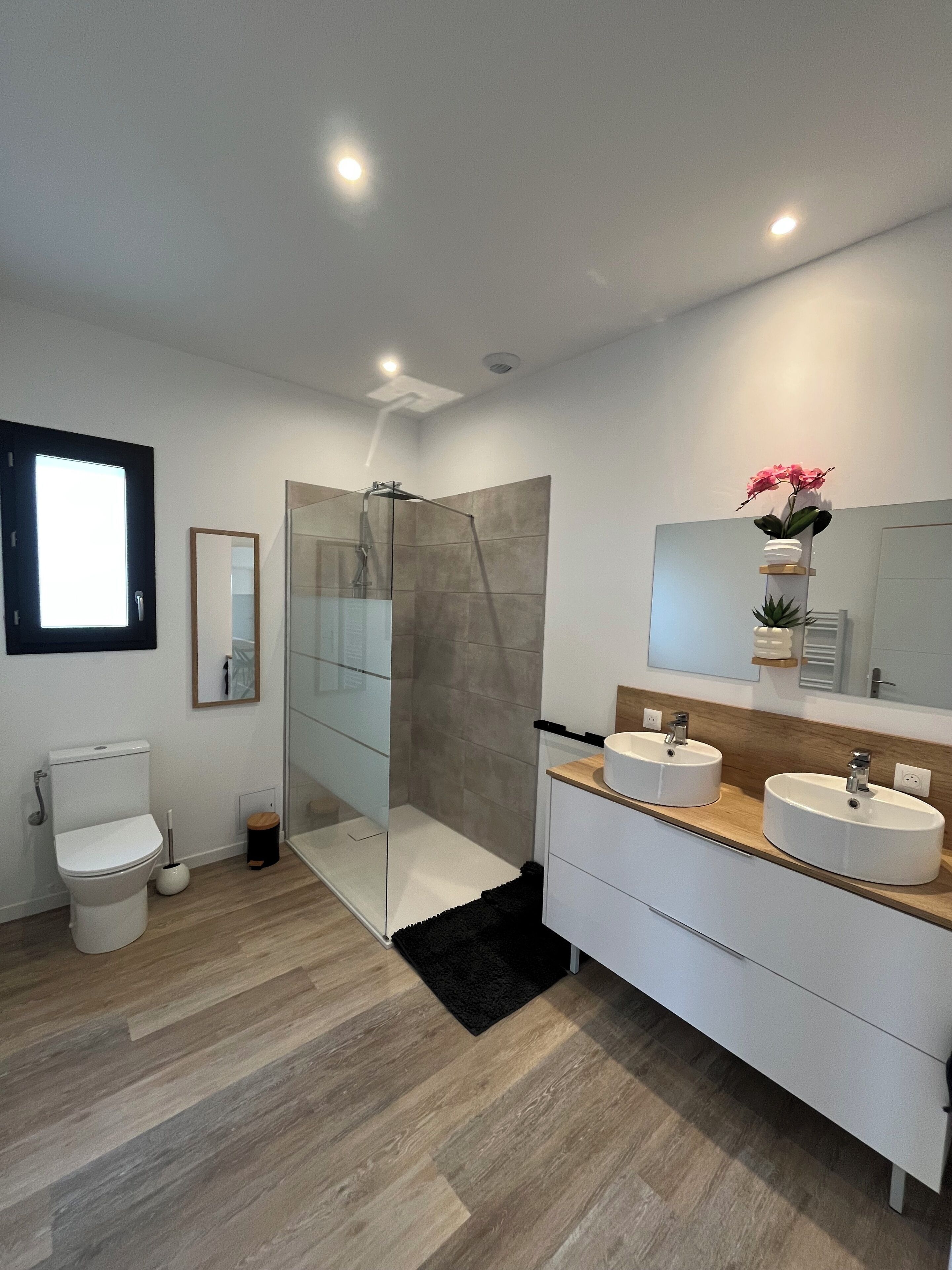 Dutxa, assecador de cabells, tovalloles i sabó 