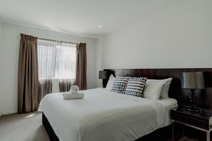1 bedroom, desk, iron/ironing board, Internet - Urban 1-Bed Apartment in the Heart of the City (Braddon)