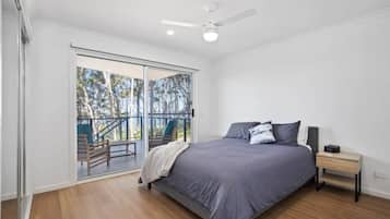 Tabla de planchar con plancha, cuna de viaje, Internet y ropa de cama