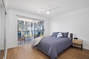 Planxa i posts de planxar, un bressol de viatge i Internet 