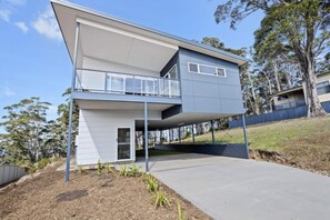Exterior - 3-Bed Coastal Getaway with Direct Beach Access (Long Beach)
