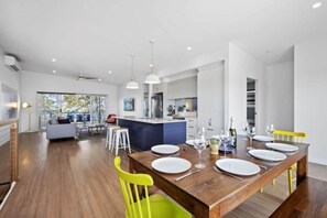 Dining - 3-Bed Coastal Getaway with Direct Beach Access (Long Beach)