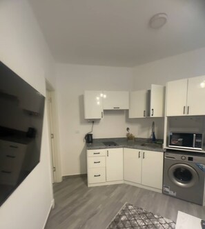 ثلاجة، ميكروويف، موقد طهي مسطح