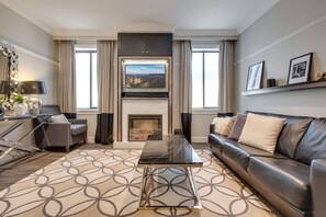 Una Smart TV, una chimenea, una oficina