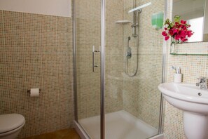 Shower, bidet, towels - GF Apartments Li Seddi Easy - WAVE (BADESI)