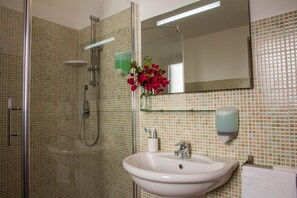 Een douche, een bidet, handdoeken