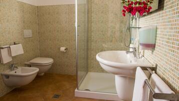 Regadera, bidet, toallas