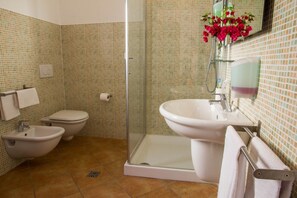 Regadera, bidet, toallas 