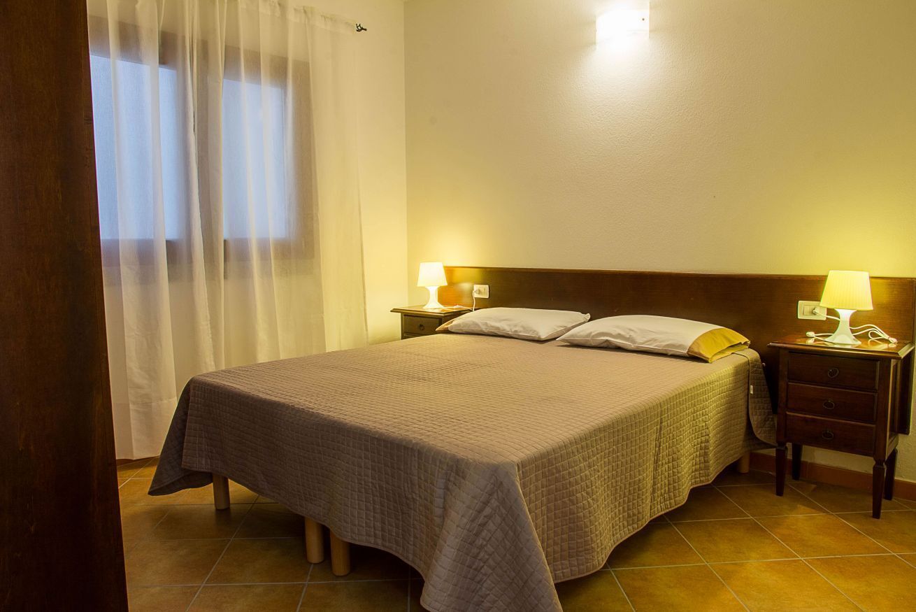 1 habitación, tabla de planchar con plancha y cuna de viaje 