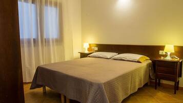 1 habitación, tabla de planchar con plancha y cuna de viaje