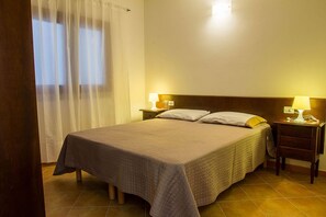 1 habitación, tabla de planchar con plancha y cuna de viaje 