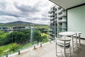 Outdoor dining - Executive Balcony Apartment in Central Canberra (City)